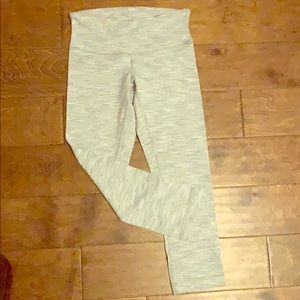 Lululemon Crop Wunder Under, size 4